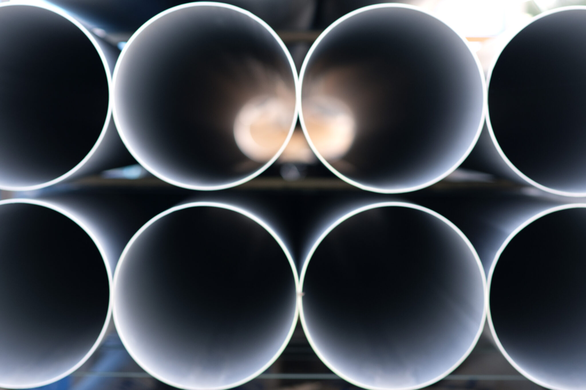 Muoviputkia kasassa.