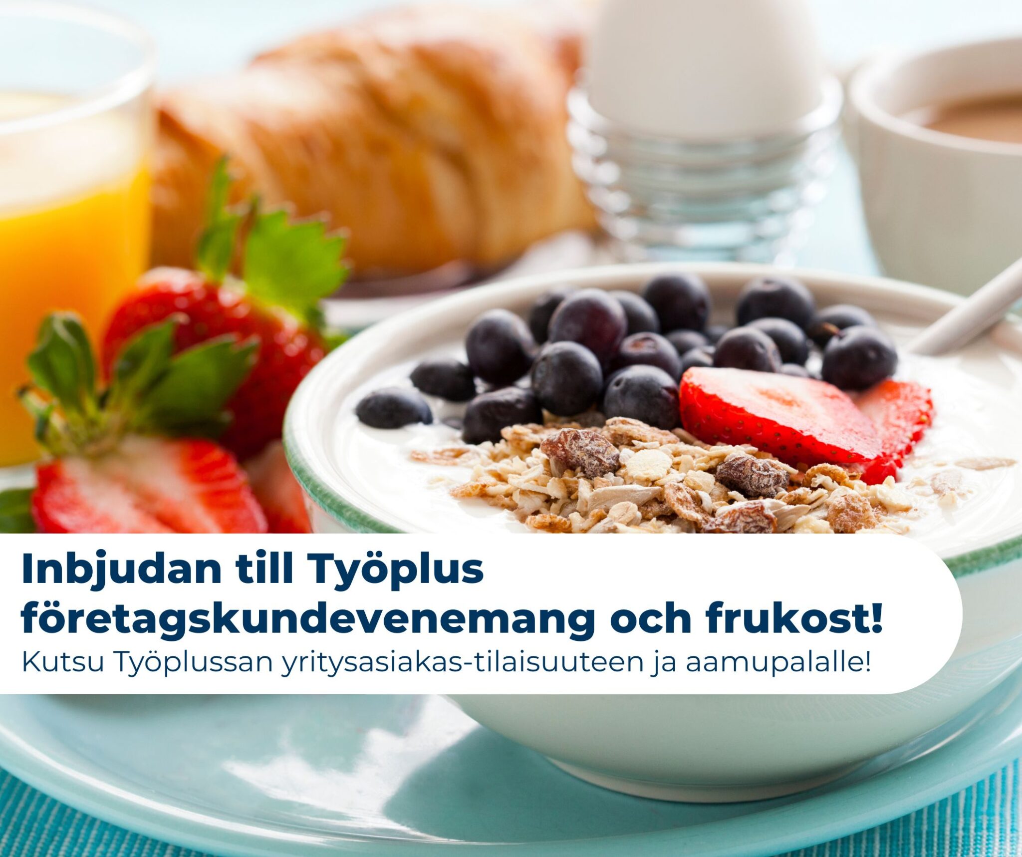 Terveellinen aamupalatarjotin, jonka etualalla on jogurttikulho marjoilla.