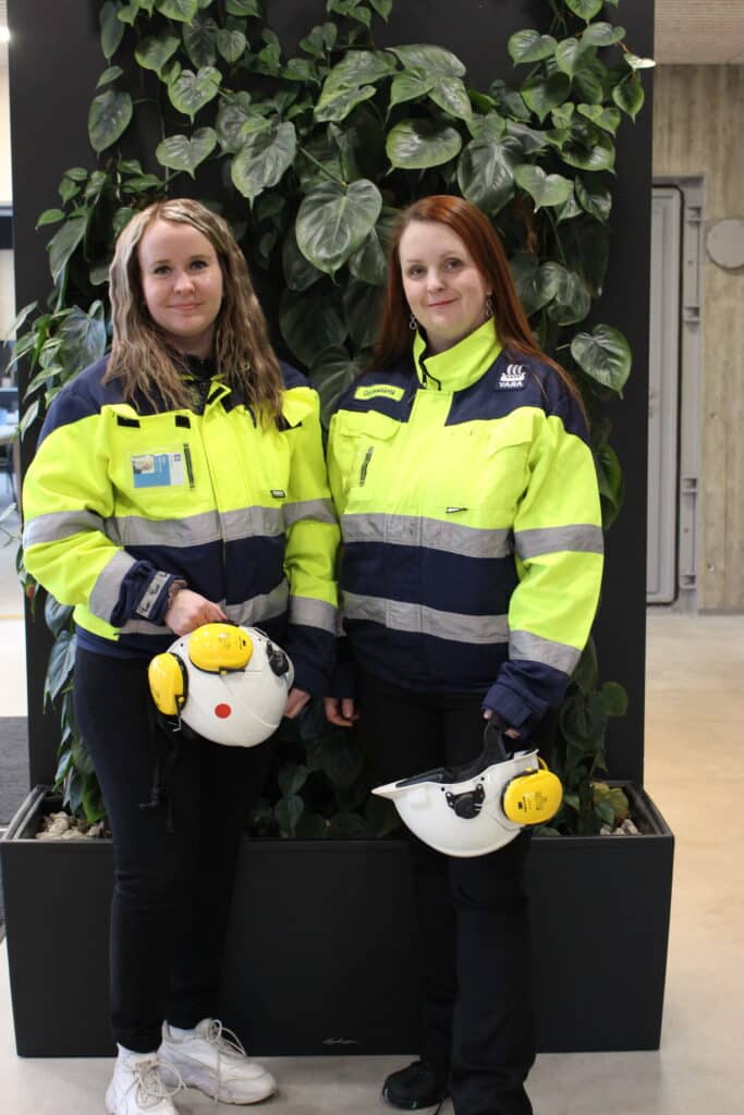 Yaran työntekijät Outi Isokääntä ja Heini Hanhisalo seisovat vierekkäin.