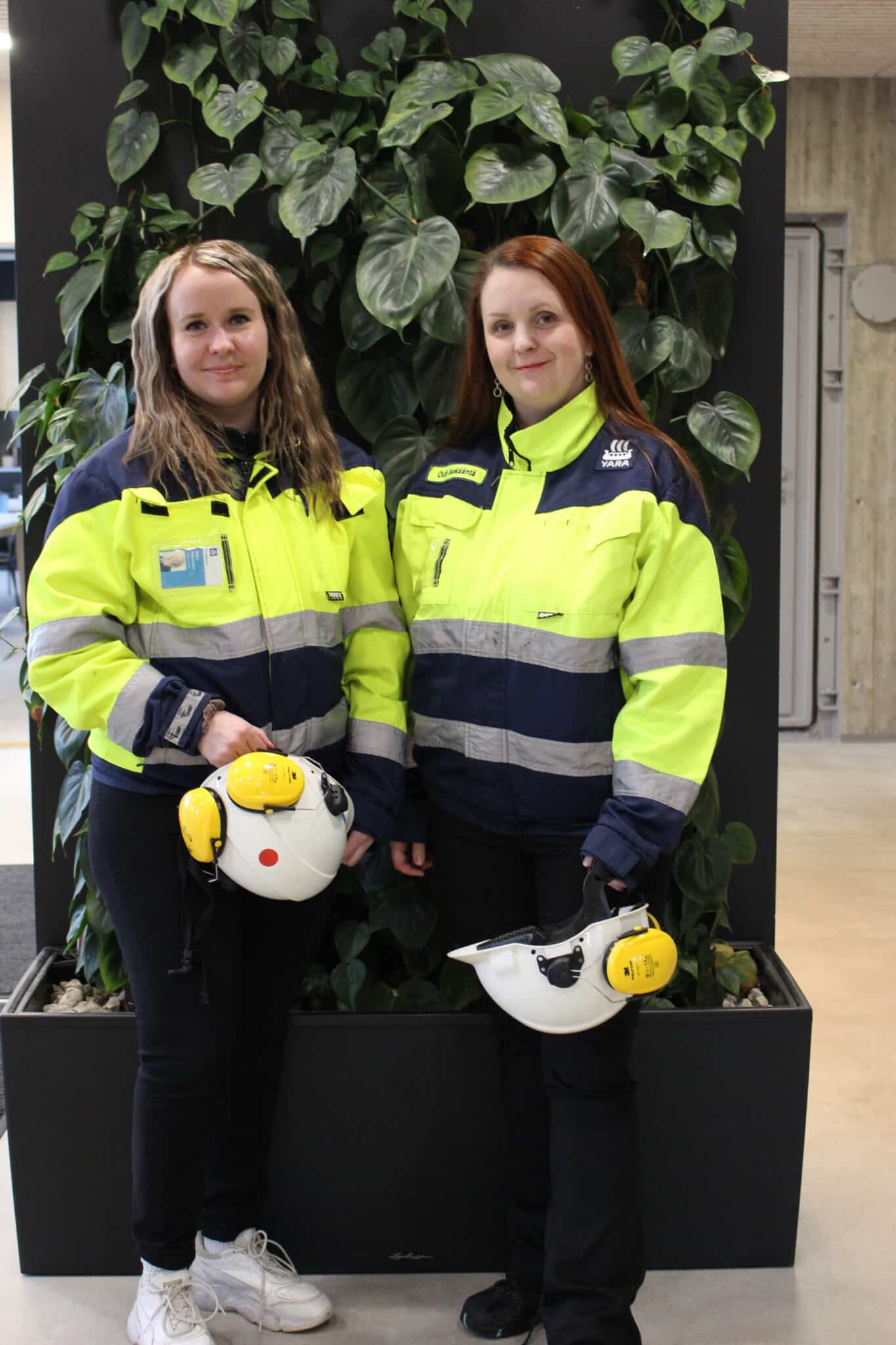 Yaran työntekijät Outi Isokääntä ja Heini Hanhisalo seisovat vierekkäin.